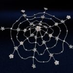 Κουάφ τα μαλλιά της νύφης με λουλούδια και Strass