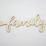 Ξύλινο βέλος με τη φράση family σε φυσική απόχρωση