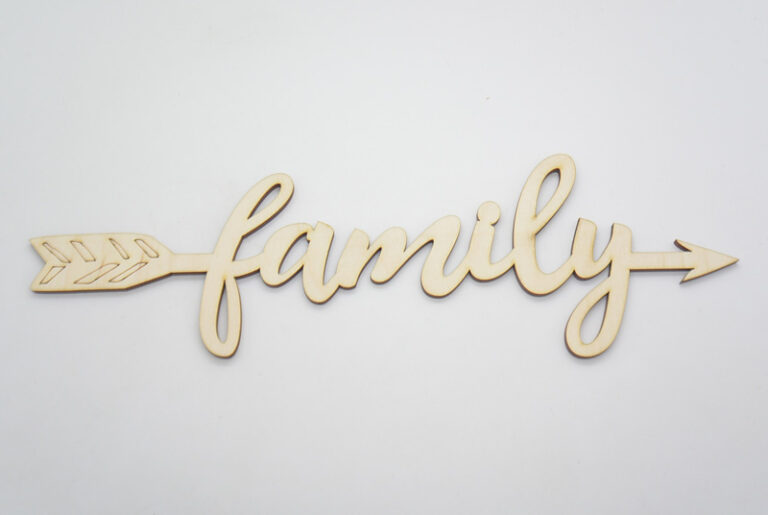 Ξύλινο βέλος με τη φράση family σε φυσική απόχρωση