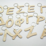 Ξύλινο Μπρελόκ με μονόγραμμα το όνομα του παιδιού σε φυσική απόχρωση