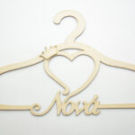 Ξύλινη Κρεμάστρα Νονά θέμα κορώνα σε φυσική απόχρωση