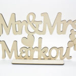 Ξύλινο σταντ mr & mrs με όνομα σε φυσική απόχρωση