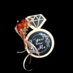 Plexiglass δαχτυλίδι με χάραξη floral πλαισίου και logo You & Me