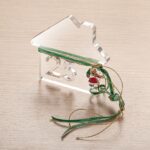 Plexiglass γούρι σε σχήμα σπιτιού με πράσινη κορδέλα