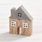 Τσιμεντένιο χαμηλό σπιτάκι με ξύλινες λεπτομέρειες