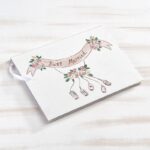 Λευκό βιβλίο ευχών με πινακίδα Just Married και λουλούδια