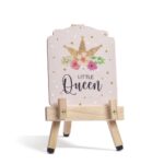 Ξύλινο καδράκι σε καβαλέτο με σχέδιο Little Queen σε ροζ