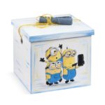 Ξύλινο κουτί βάπτισης με Minions να βγάζουν selfie