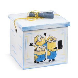 Ξύλινο κουτί βάπτισης με Minions να βγάζουν selfie