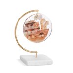 Κιβωτός γεμάτη ζωάκια σε στρογγυλό plexiglass κρεμαστό