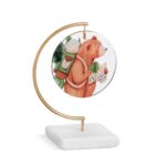 Αρκούδα σε κάμπινγκ σε στρογγυλό plexiglass κρεμαστό