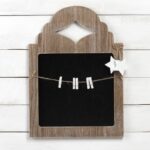 Κρεμαστό ξύλινο διακοσμητικό με μαυροπίνακα και μανταλάκια