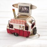 Μεταλλική μολυβοθήκη-κορνίζα σε σχήμα τροχόσπιτου