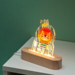 Ξύλινη βάση με LED φωτισμό και λιονταράκι βασιλιά της ζούγκλας
