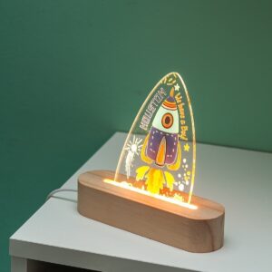 Ξύλινη βάση με LED φωτισμό και πύραυλο στο διάστημα