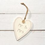 Ξύλινη κρεμαστή καρδιά με τύπωμα Mr & Mrs