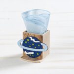 Ξύλινη μολυβοθήκη με παράσταση υδρόγειο