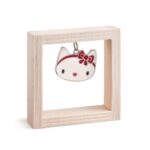 Ξύλινο καδράκι με κρεμαστό μοτίφ Hello Kitty