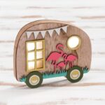 Ξύλινο επιτραπέζιο φωτιστικό τροχόσπιτο με flamingo