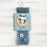 Ξύλινο κρεμαστό καδράκι με θέμα panda