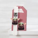 Πασχαλινή λαμπάδα με ξύλινη παράσταση του Baby Yoda