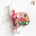 Ξύλινη φιγούρα flamingo και φωτιστικό σε σχήμα τροχόσπιτου