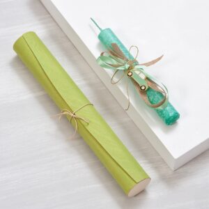Πασχαλινή λαμπάδα με μεταλλικό αυτοκινητάκι σε βεραμάν χρώμα