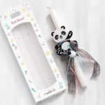 Πασχαλινή λαμπάδα διακοσμημένη με ξύλινο panda και φυσικές κορδέλες