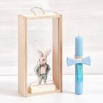 Ξύλινο κουτί με λαγό σε plexiglass και λαμπάδα