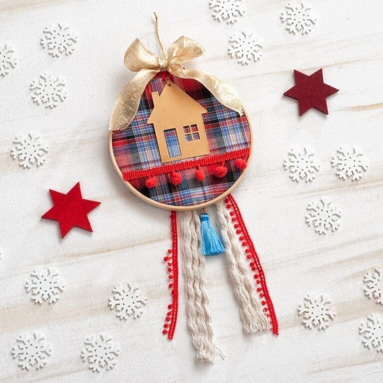 Ξύλινο τελάρο με χρυσό μεταλλικό σπιτάκι